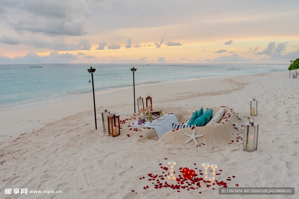 浪漫海滩求婚布置场景