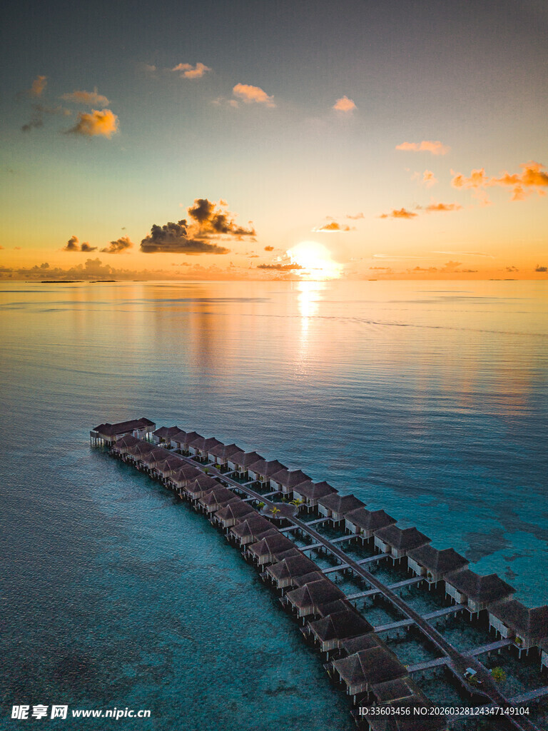 海上栈桥迎绝美日落