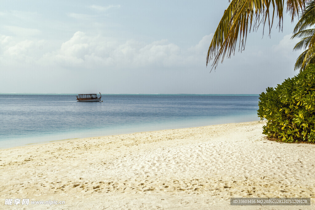 美丽海滩与海上船只
