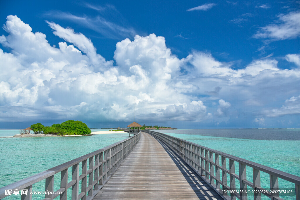 海上栈桥通往远方小岛