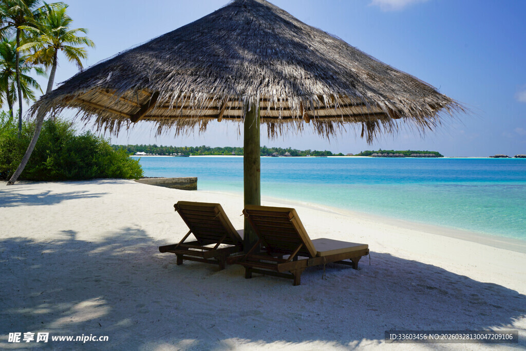 热带海滩遮阳伞与躺椅
