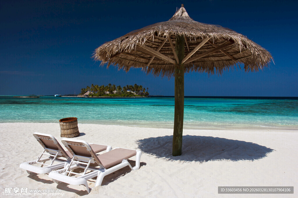沙滩躺椅遮阳伞度假风光