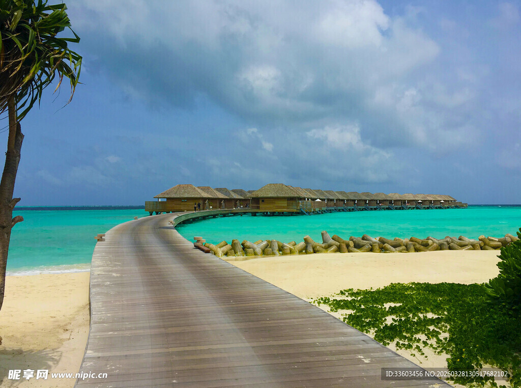 海边木栈道通向碧海蓝天