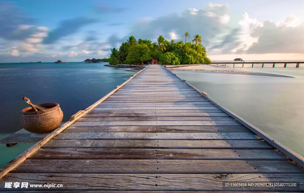 海边木栈道尽头的美丽风光
