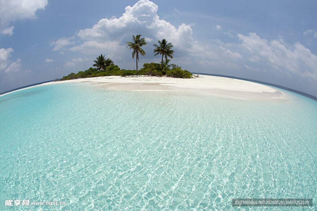 美丽海岛的清澈海水风光