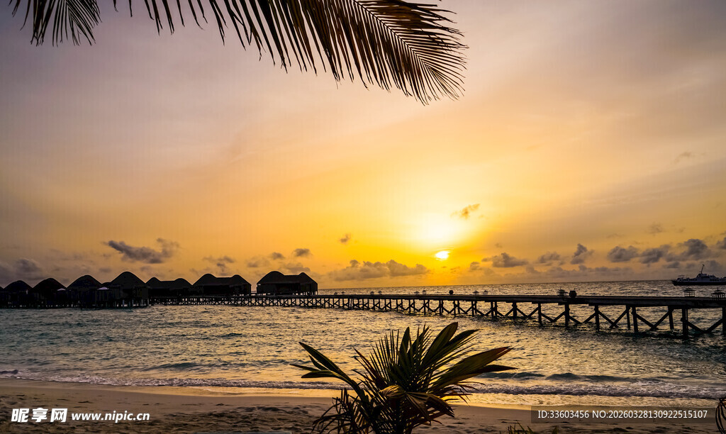 夕阳下的海边栈桥美景