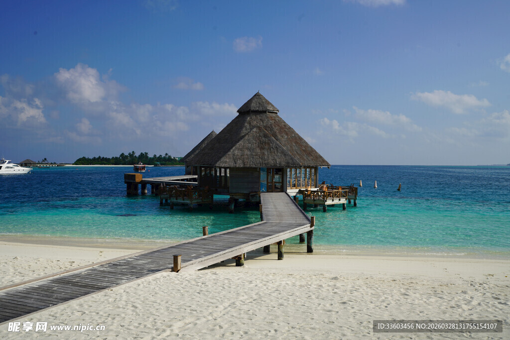 海边茅草屋栈桥美丽景致