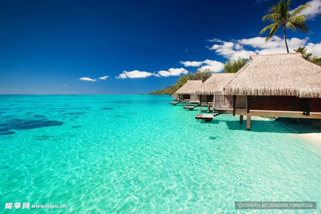 热带海岛水上茅草屋美景