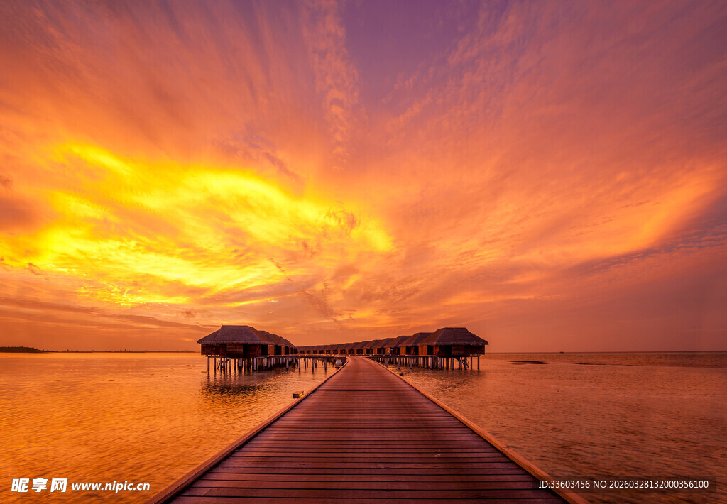 夕阳下的栈桥与海上小屋
