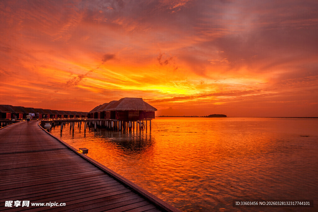 夕阳下的海边栈桥美景