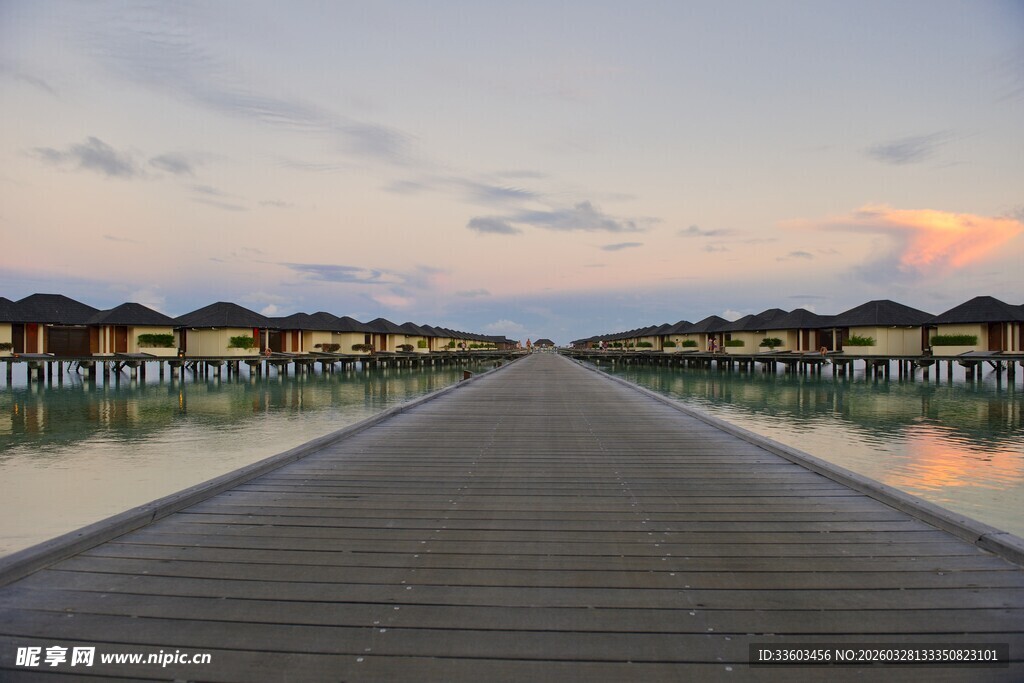 水上栈桥与沿岸度假屋美景