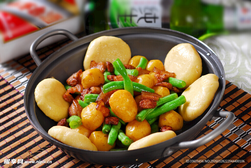 铁锅炖排骨贴饼子