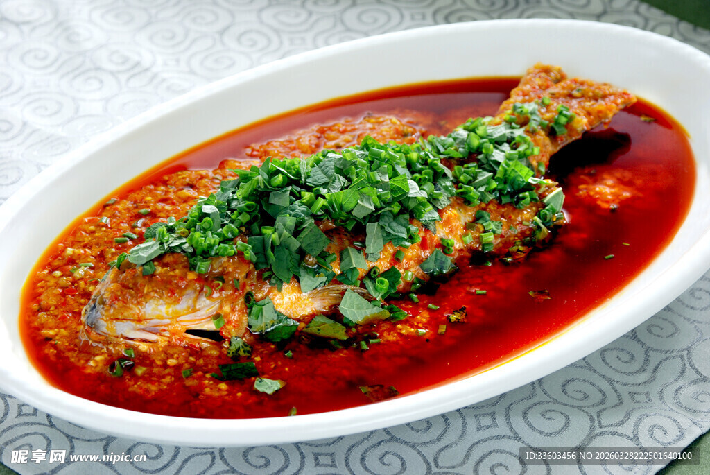 红烧鱼摆盘精致色泽诱人