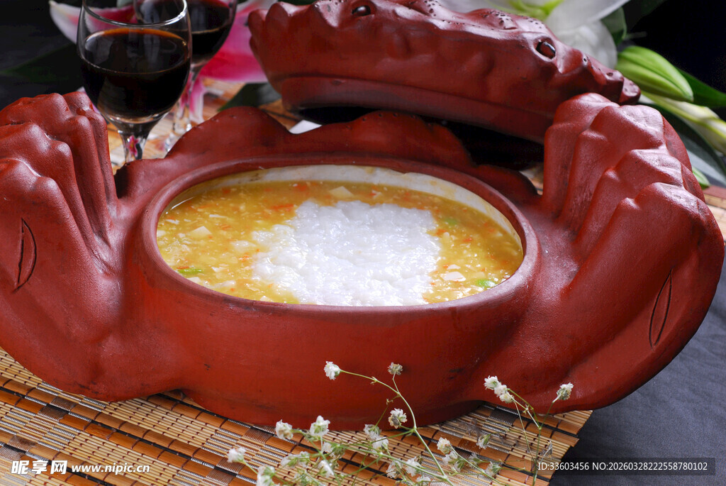 红蟹造型锅中的美味靓汤