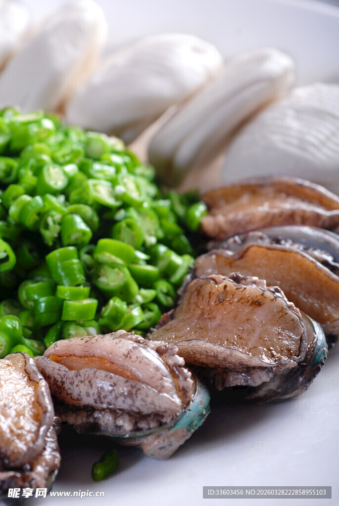 鲜切鲍鱼配翠绿葱花