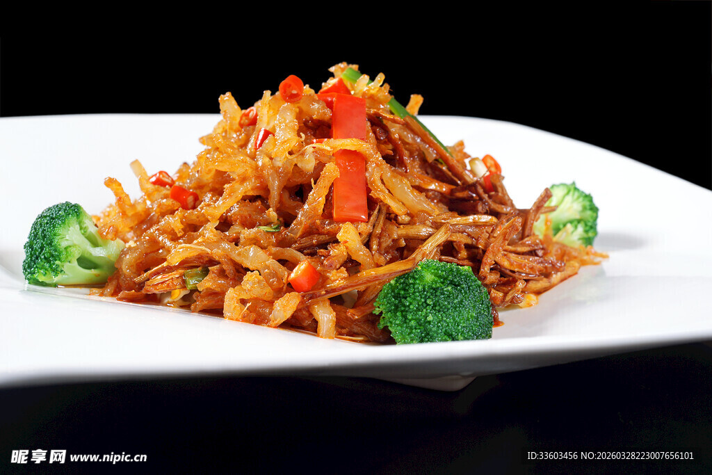 美味炒饭配翠绿西兰花