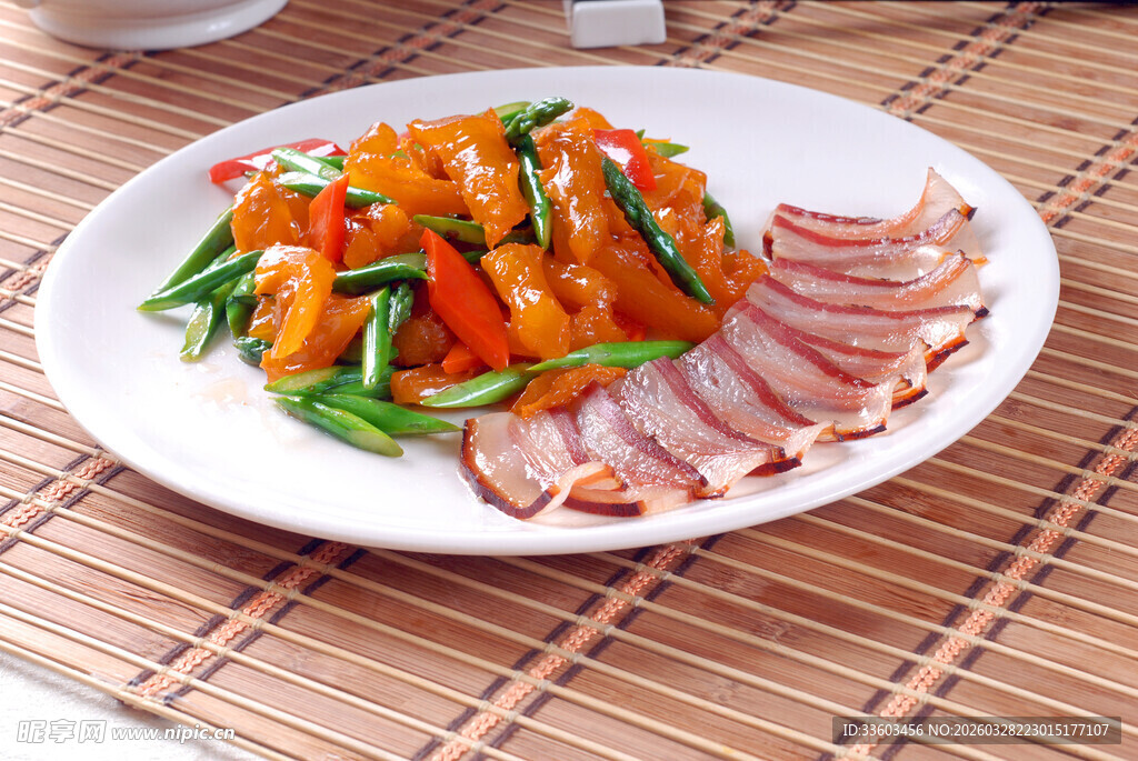 彩椒炒肉配腊肉拼盘