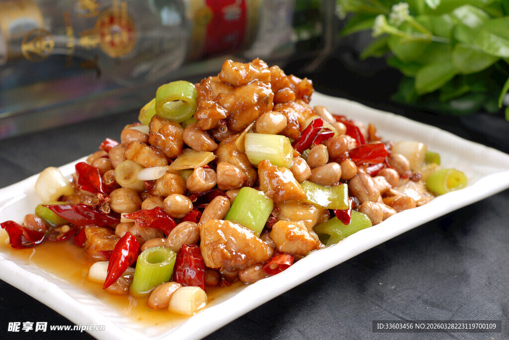 美味宫保鸡丁摆盘中