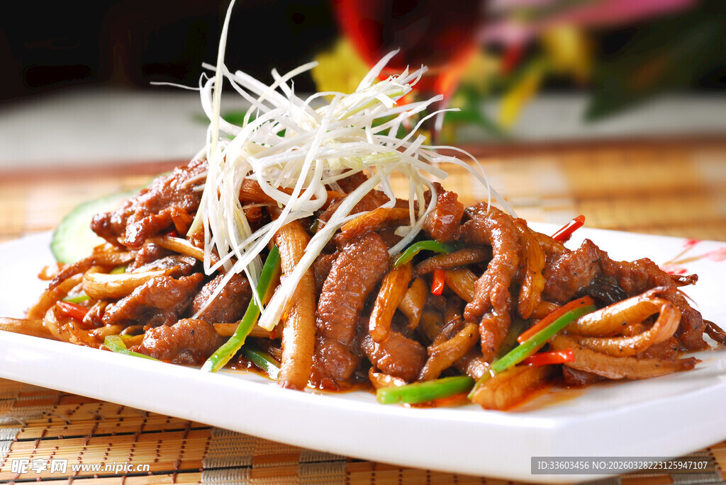 美味炒肉丝摆放在盘中