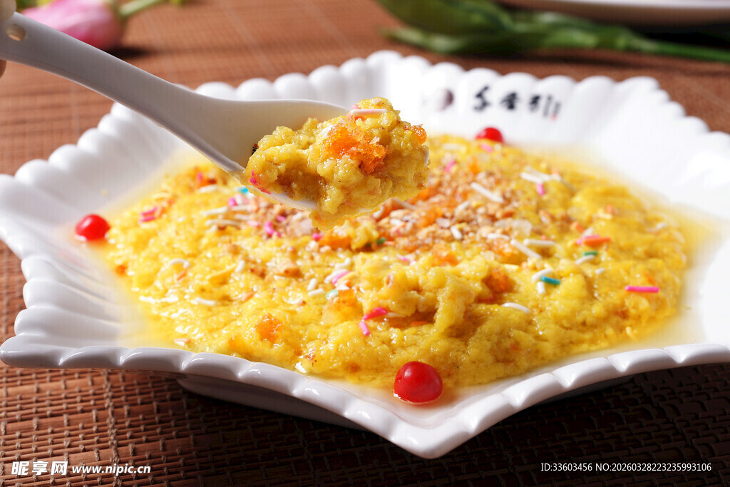 美味蛋炒饭盛于精致白盘