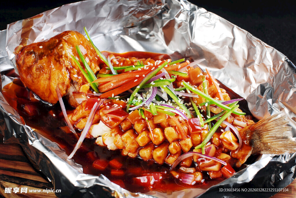 锡纸包裹的美味特色烤鱼