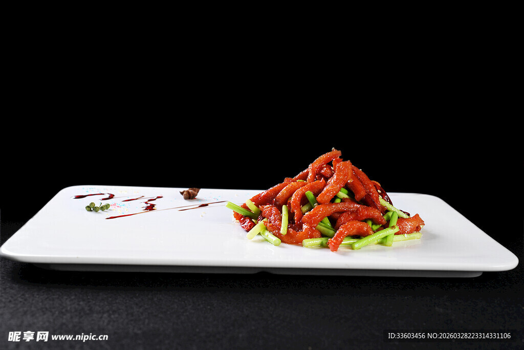 创意摆盘的精美红椒菜肴