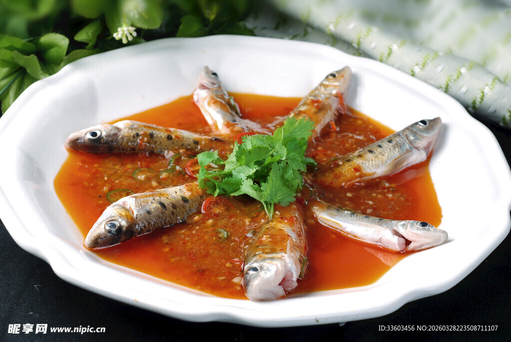 红烧小鱼摆盘精致