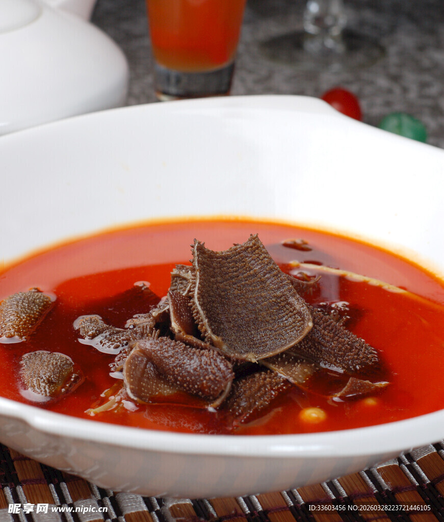 红油汤底的美味毛肚