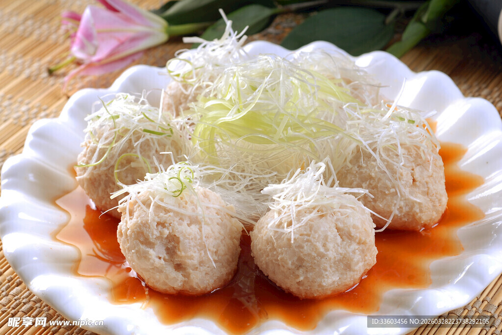 美味虾肉丸子摆盘精致