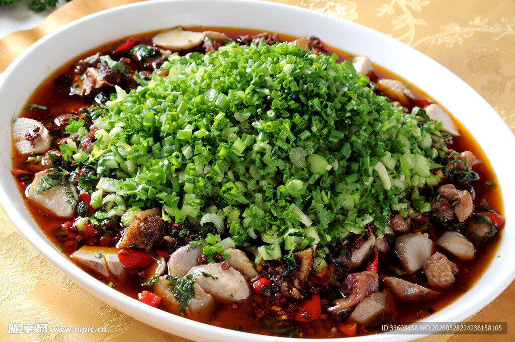 香辣脑花盖满翠绿葱花