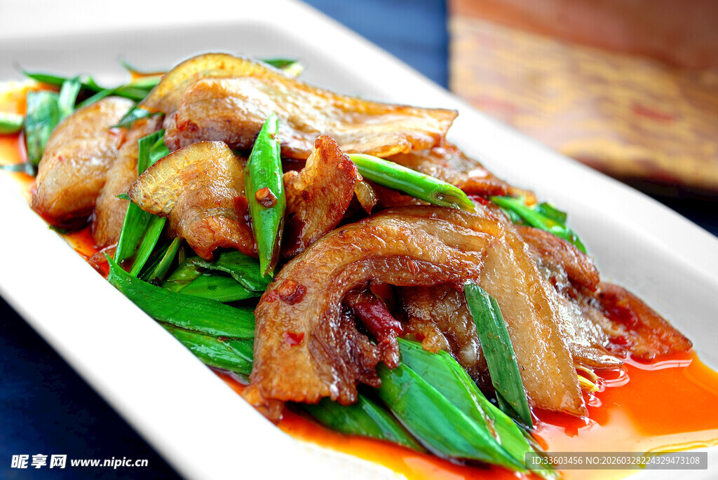 香辣回锅肉配鲜嫩青菜