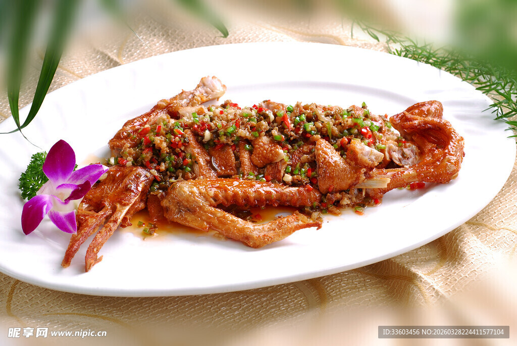 香辣美味凤爪摆于盘中