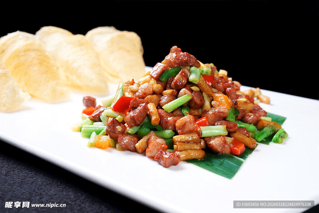 美味小炒肉配酥脆饼