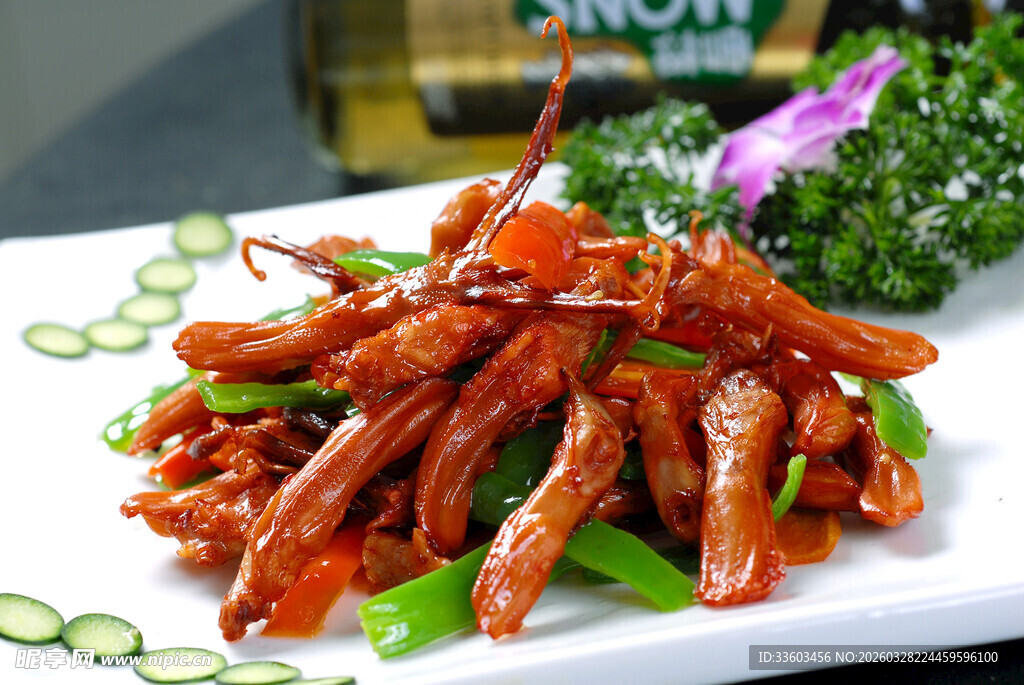 香辣美味鸭舌摆盘精致