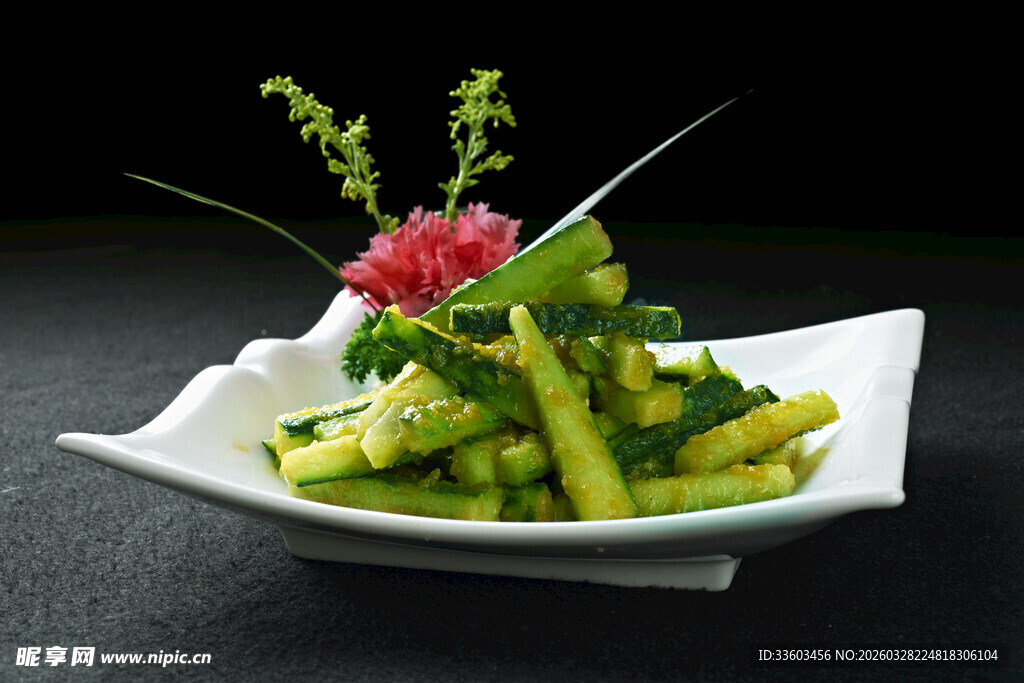 精致凉拌黄瓜摆盘