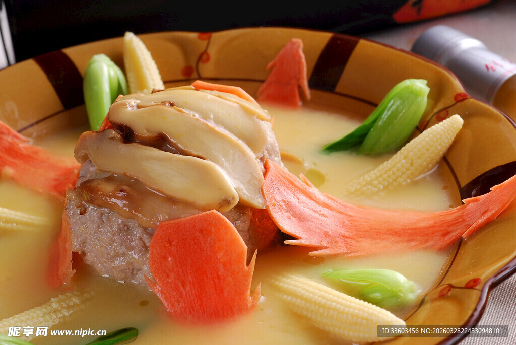 美味海鲜鸡肉汤锅中美食