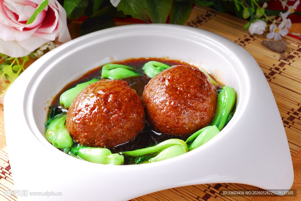 瓷碗中的美味狮子头