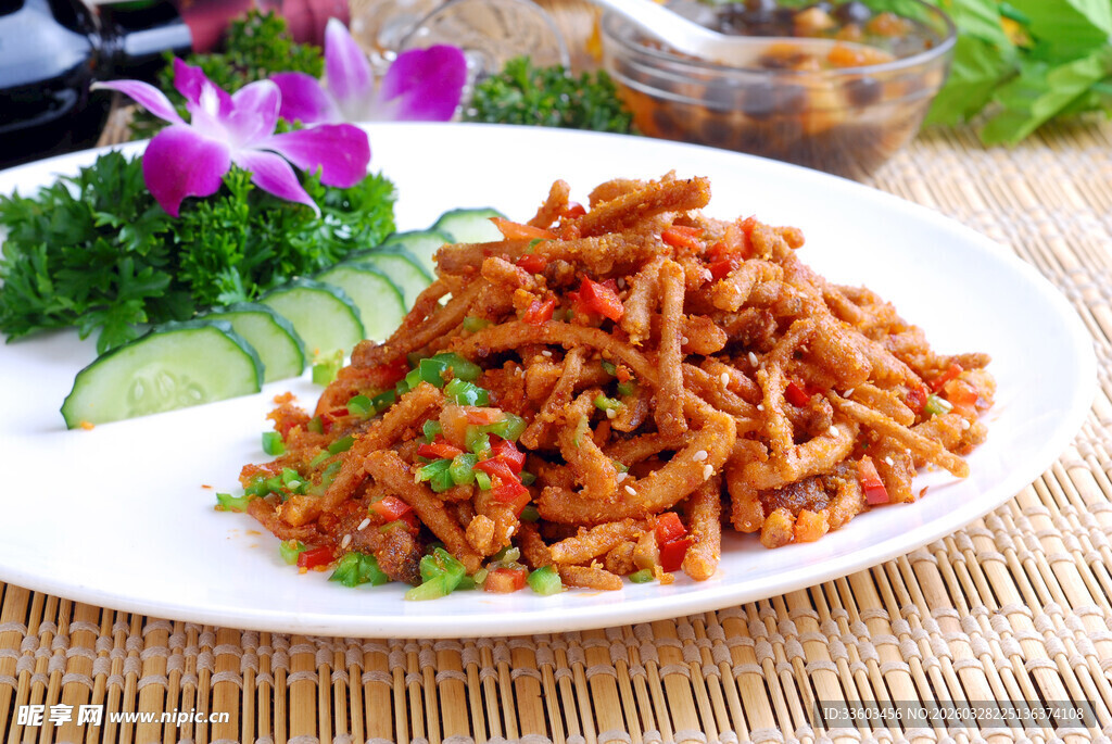 美味炒肉丝摆于盘中