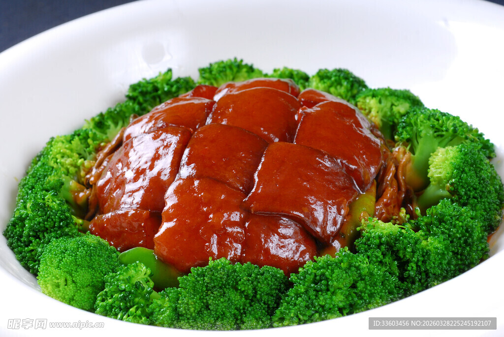 红烧肘子配翠绿西兰花