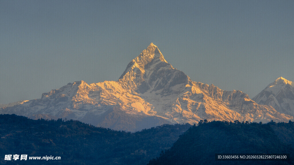 日照金山下的壮丽雪山