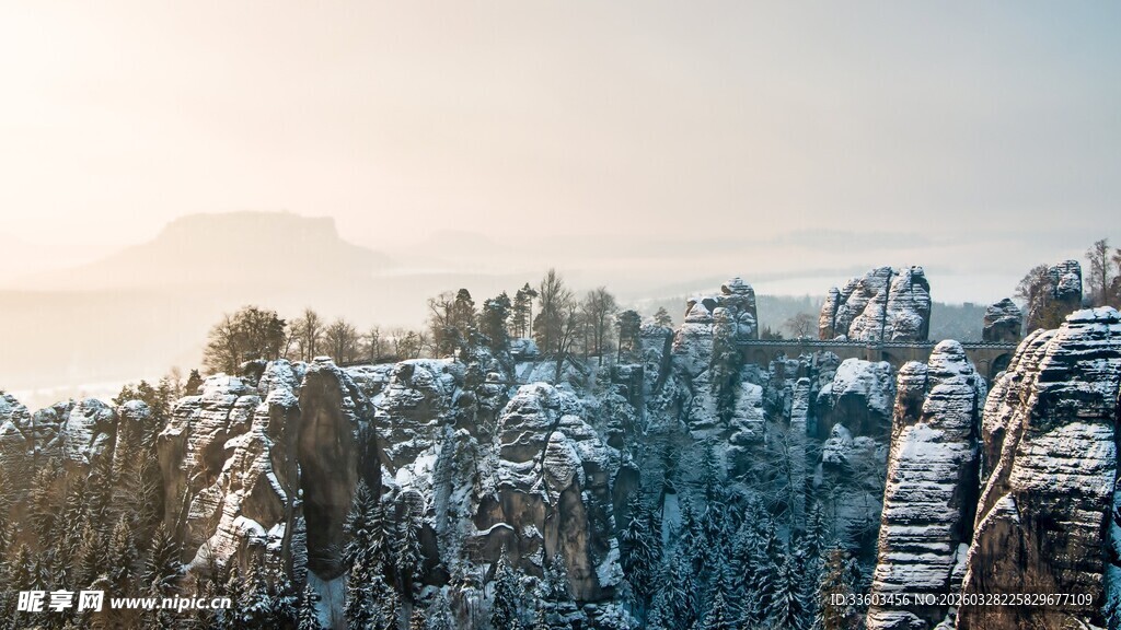 雪覆山林的壮丽冬日景象