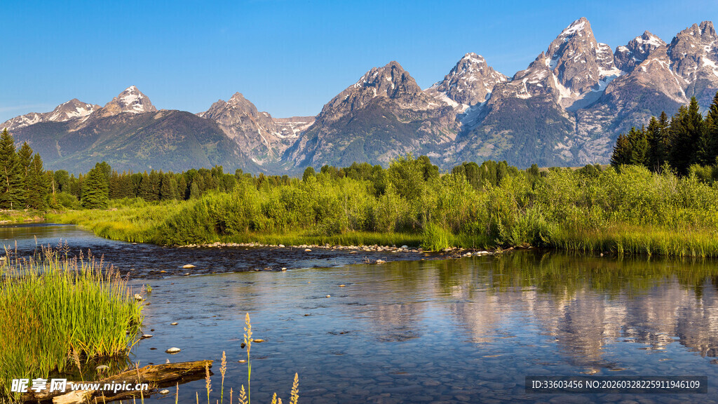 壮丽山河间的宁静湖泊