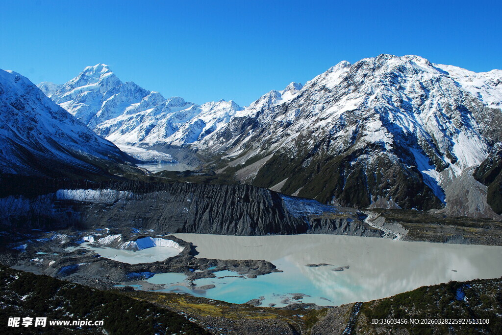 壮丽雪山下的静谧湖泊
