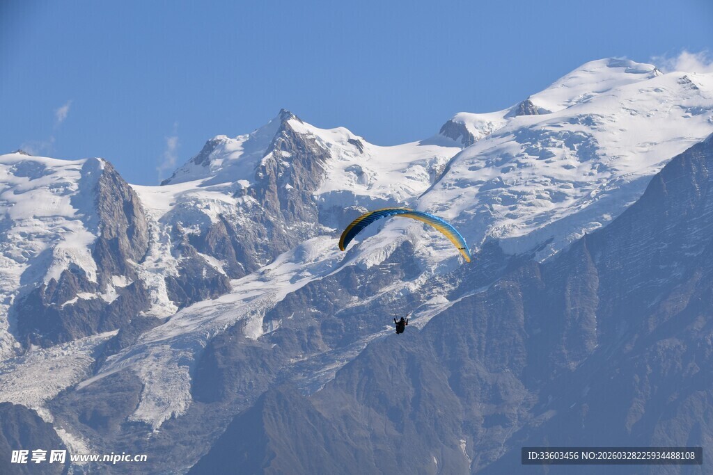 雪山间的滑翔伞飞行