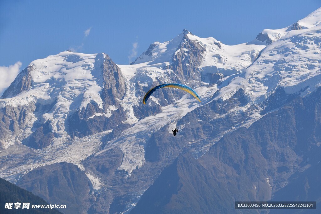 雪山之上的滑翔伞飞行