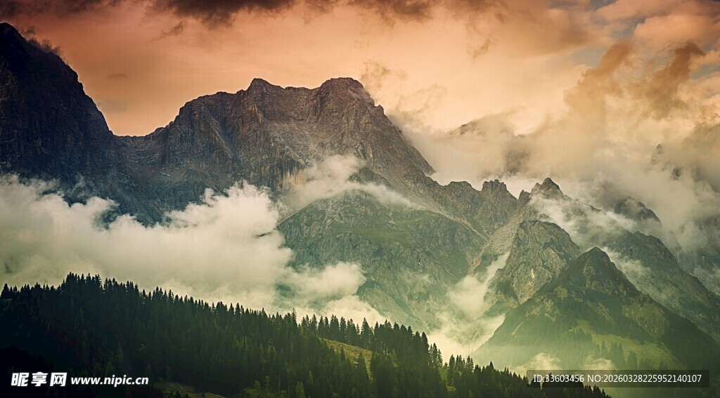 壮丽山峦云雾缭绕美景