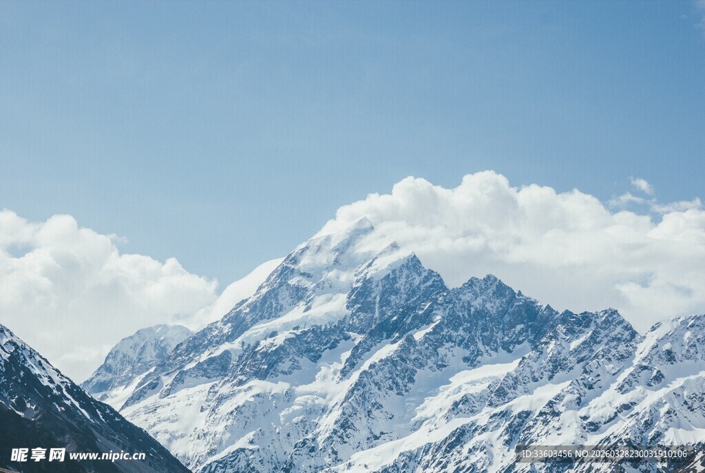 巍峨雪山映蓝天