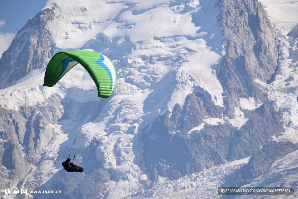 高山间的滑翔伞飞行