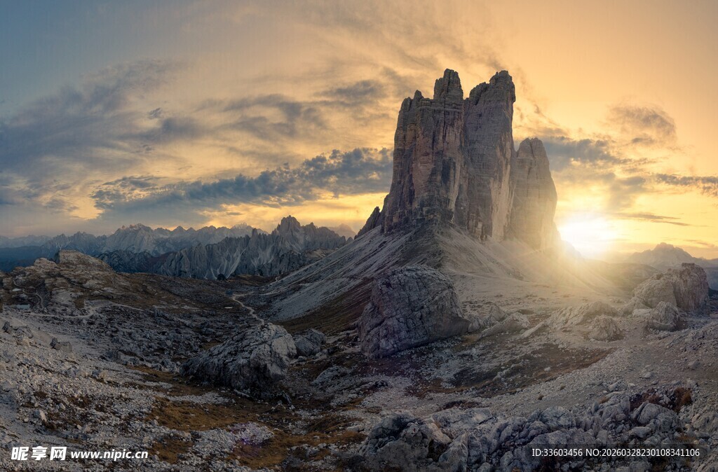 雪山夕阳下的壮丽城堡