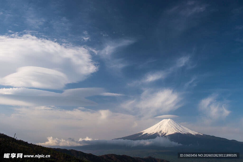 壮丽雪山与蓝天白云美景